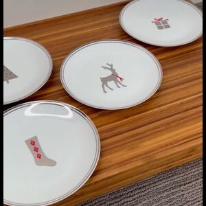 4 white plates with Winter motifs. Gentle wear. Great for hors d'oeuvres. Gifts?